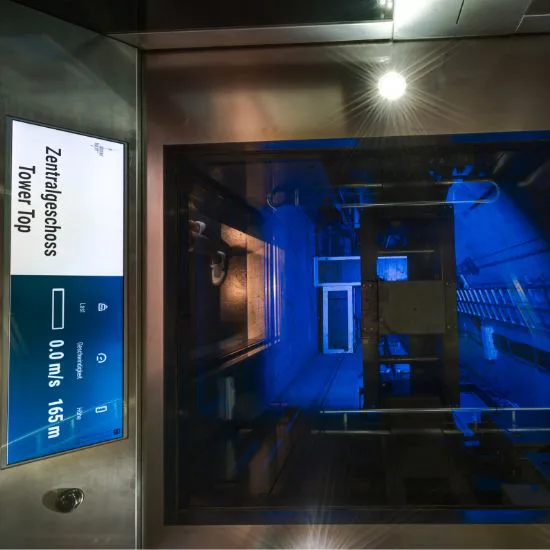 Liftfahrt mit Blick in den Turm