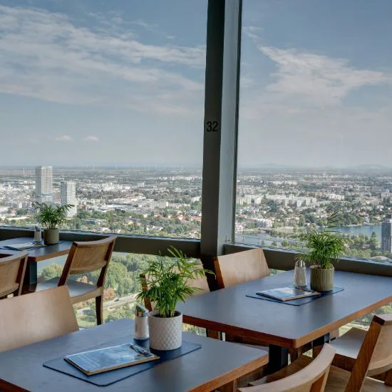 Kaffee, Cocktails & Torte im Turm Café